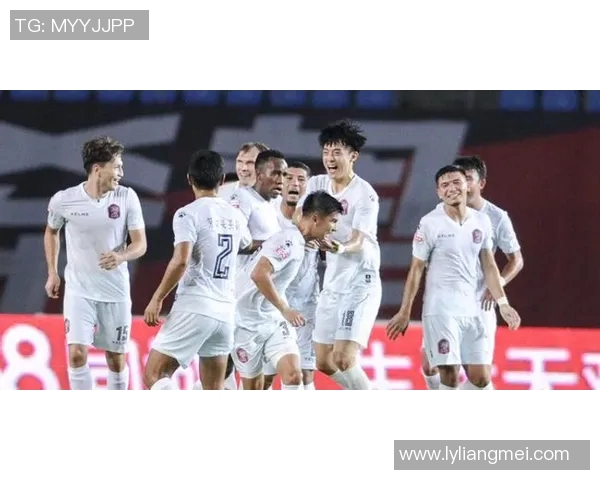 天山雪豹迎战广州恒大力争胜利展现球队实力与斗志